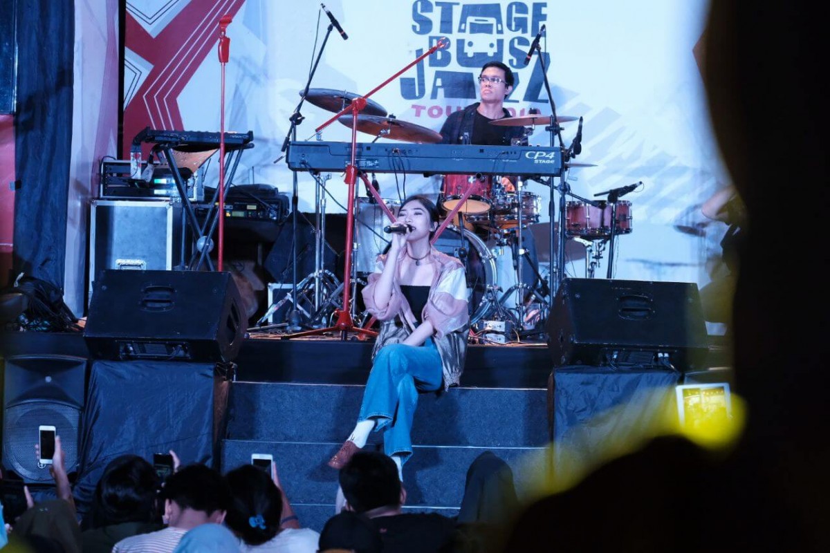 Di tengah penampilan, Isyana turun dari panggung dan menyapa pengunjung